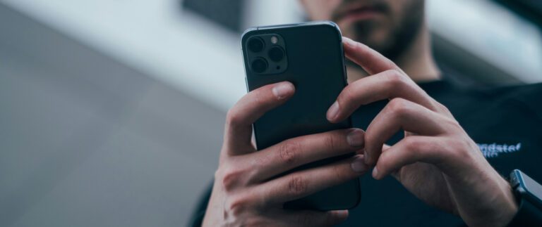 Telefono sotto controllo: segnali, rischi e cosa fare subito